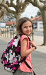 écolière avec son sac à dos écolière avec son sac à dos