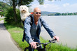 Radfahrer mit Hund im Rucksack