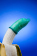 Kondom mit Banane. Symbol für Verhütung und Aids.