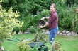 Frau bei der Gartenarbeit Frau bei der Gartenarbeit