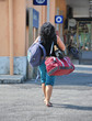 Donna con bagaglio a mano Donna con bagaglio a mano
