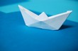Papierboot auf blauem Karton