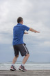 Jogger macht Kniebeuge am Strand