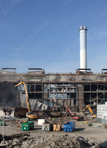 Usine en cours de dé-pollution