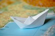 Papierboot auf Atlas