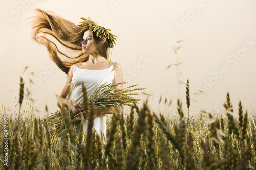 Foto: Young woman in the meadow Young woman in the meadow