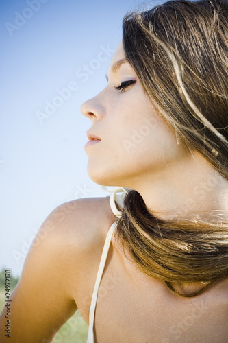 Foto: Beautiful girl with luxuriant hair Beautiful girl with luxuriant hair