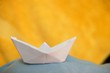 Papierboot auf Tshirtwelle