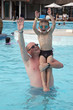 Photo: été - père et fils à la piscine été - père et fils à la piscine