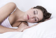 Junge Frau im Bett