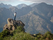 Homme sur rocher en montagne Corse