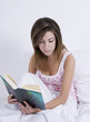 Frau beim Lesen im Bett