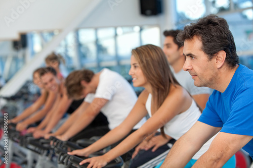 Foto: Gym people on cardio machines Gym people on cardio machines