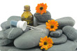 steine mit ringelblume und tropfflasche