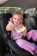Kind sitz im Kindersitz im Auto