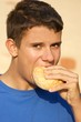 ein jugendlicher isst ein trockenes Brötchen ein jugendlicher isst ein trockenes Brötchen