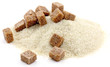 tas de sucre de canne cristallisé et en morceaux, fond blanc