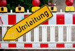 Foto: Marode Absperrung und Umleitungsschild Marode Absperrung und Umleitungsschild