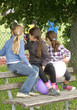 kinder auf einer parkbank mit luftballons kinder auf einer parkbank mit luftballons