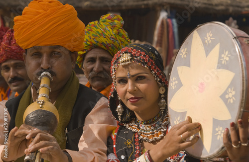 Foto: Tribal Music and Dance Group from Rajasthan in India Tribal Music and Dance Group from Rajasthan in India