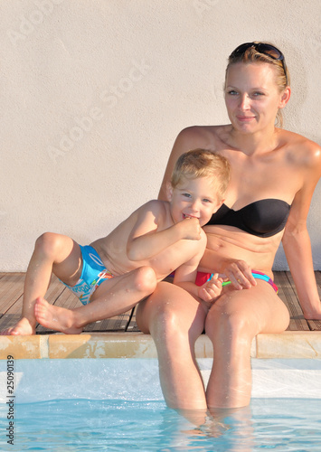 Maman et son fils les pieds dans l'eau