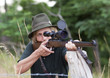 Waffe im Anschlag