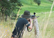 Waffe im Anschlag