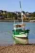 Bateau de pêche ancré dans une baie en Bretagne