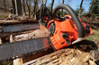 tronçonneuse usagées sur tas de bois en forez