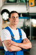 Automechaniker in seiner Werkstatt