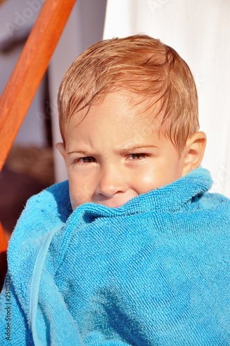 Enfant mouillé qui sort de la piscine