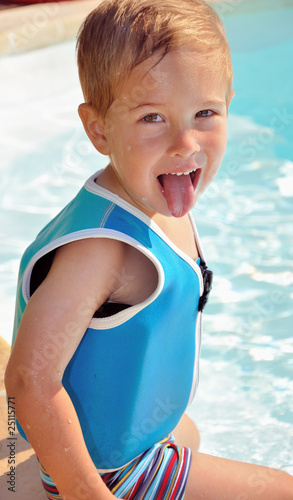 Enfant qui porte un gilet flottant pour se baigner