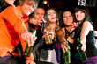 Freunde in Bar oder Disco