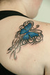 Mädchen mit Schmetterlingstattoo auf Schulter