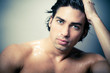 homme brun beauté torse nu