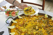 Sirviendo la paella