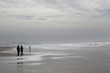 Femmes marchant sur la plage