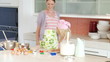 Vídeo: mother and daughter playing with flour in the kitchen mother and daughter playing with flour in the kitchen