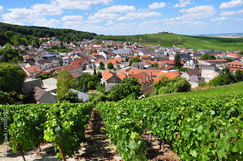 Foto: village au creux des collines champenoises village au creux des collines champenoises