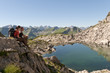 Wanderer sitzen am Koblatsee Wanderer sitzen am Koblatsee