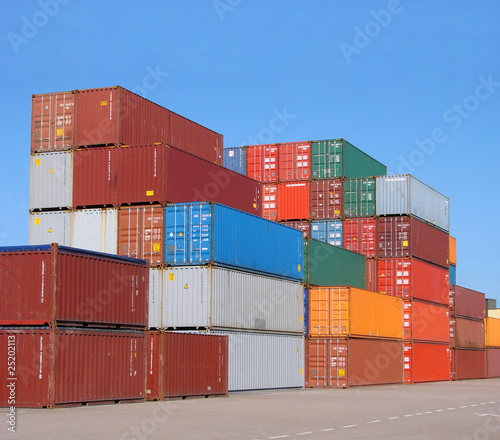 Containers sur les docks Containers sur les docks
