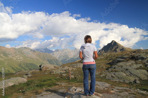 Photo: Donna in cima al passo del Bernina Donna in cima al passo del Bernina