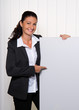 Erfolgreiche junge Unternehmerin mit leerem Poster