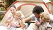 Vídeo: happy family making soap bubbles in the garden happy family making soap bubbles in the garden