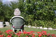 femme agée assise et solitaire