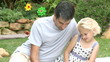 Vídeo: father and daughter drawing in the garden father and daughter drawing in the garden