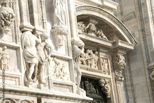 Foto: Duomo di Milano porta Duomo di Milano porta