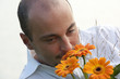 Foto: Junger Mann riecht die Blumen Junger Mann riecht die Blumen