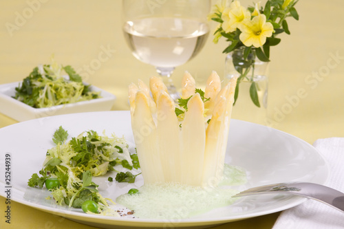 Spargelchartreuse mit Salat