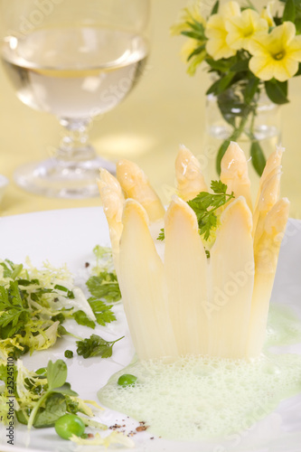 Spargelchartreuse und Salat Spargelchartreuse und Salat